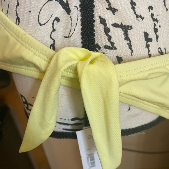 💙SOLD💙2 PIECE YELLOW SWIMSUIT SIZE XL - Picture 4 of 10